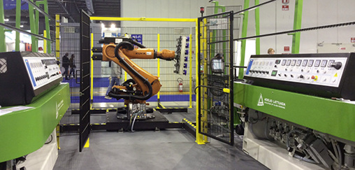 



Am Lattuada-Stand können Besucher sehen, wie ein Hochleistungsroboter der neuesten Generation zwei vertikale Schleifmaschinen miteinander verknüpft.
