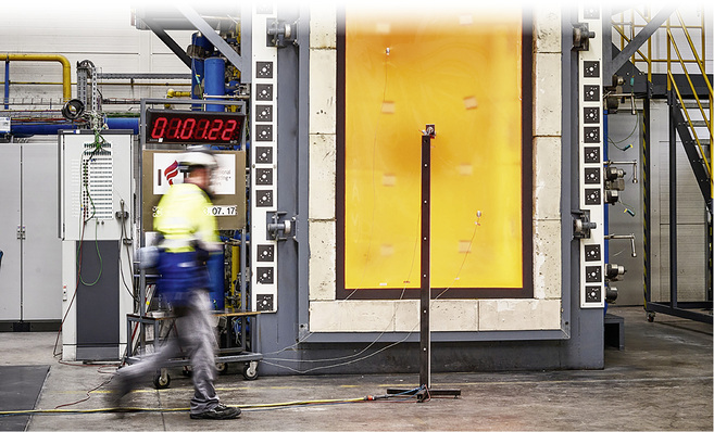 



Die GLASWELT war im IFTS-Labor bei einem Brandschutztest. Dort wurde ein System aus Rahmen und Brandschutzglas bei einer Temperatur von über 850 °C getestet.
