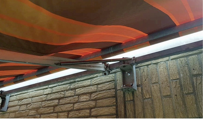 



Nicht alleine das Alter und der Zustand einer Markise sollten ein Kriterium sein, das es zu überprüfen gilt. Wenn Konsolen wie hier auf dem Kopf stehen, ist ganz besondere Vorsicht angebracht.
