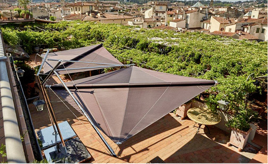 
Die Segelkonstruktionen fügen sich in Form und Farbe sehr harmonisch in die begrünte Umgebung ein.



