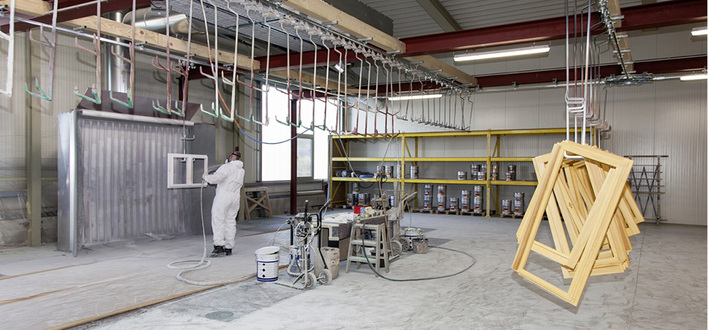 
Ein Blick in die großzügige Lackierhalle mit Spritzwand und Fördertechnik



