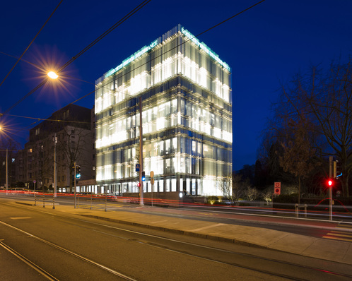 Die gläserne Gebäudehülle ist bei Tag und bei Nacht ein Blickfang für den Betrachter. In der umfassenden Glasfassade sind 290 LED-Fassadenleuchten installiert.