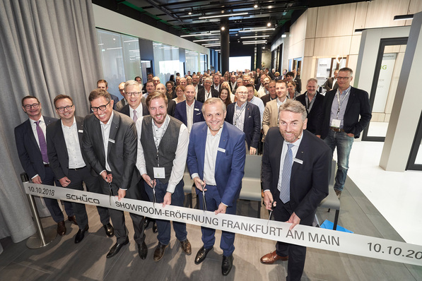 Schüco-Chef Andreas Engelhardt (2. v. re.) eröffnet den Showroom des Unternehmens im Nextower.
