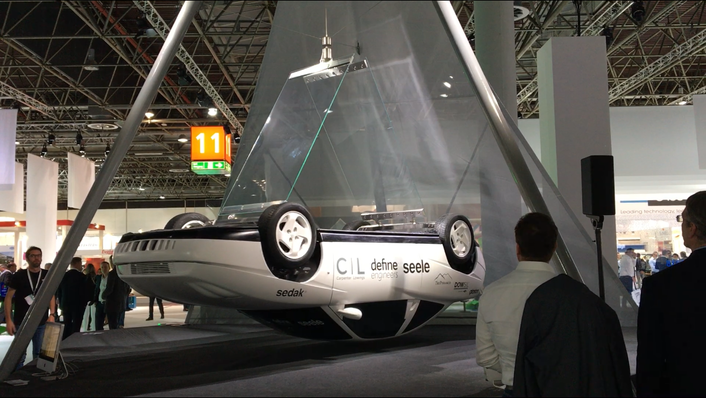 Viele spannende Exponate gab es auf der glasstec Sonderschau zu sehen. Hier ein an Glasscheiben aufgehängtes Auto.