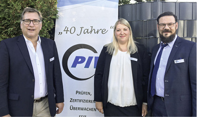 
v. r.: Prüfstellenleiter Oliver Troska verlässt das Institut zum Jahresende, seine Stellvertreterin Andrea Horsthemke wird die künftige Institutsleiterin und Stephan Schmidt, GF der Gütegemeinschaft Schlösser & Beschläge, zu der das PIV gehört.



