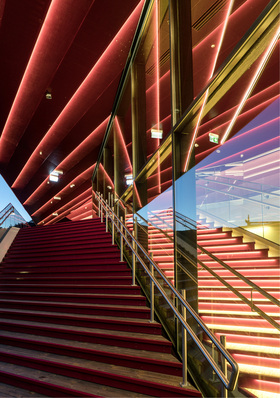 



Gerade in den langen norwegischen Winternächten macht die Beleuchtung das Gebäude zum Blickfang.
