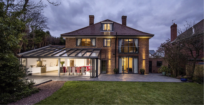 



Der maßgeschneiderte Solarlux-Wintergarten schmiegt sich passgenau und über Eck an das Haupthaus an.
