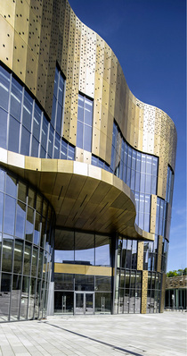 



Die hinterlüftete Fassade besitzt eine Bekleidung aus vorbrünierten und lackierten Kupfer- bzw. Kupferverbundtafeln. Für die Glasfassade wünschten sich die Architekten ein farbneutrales Glas.
