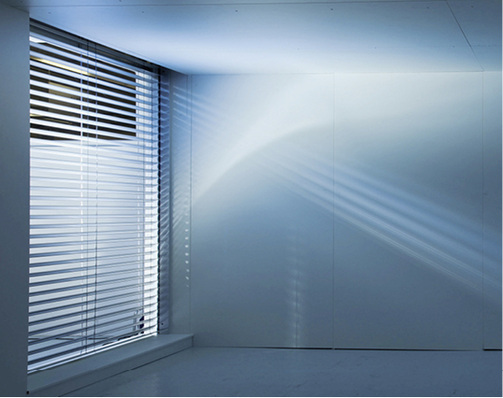 



Nur Raffstoren oder Jalousien mit Tageslichtlenkung können das einfallende Licht optimal am fensternahen Arbeitsplatz steuern, und gleichzeitig in die Raumtiefe lenken.
