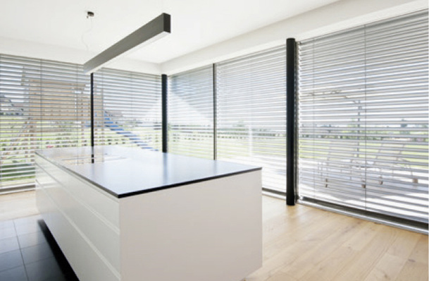 



Mit 92 mm sehr schmal und mit einer Lamellenbreite von nur 63 mm, werden schon in der Standardvariante Lösungen fur geringe Schachttiefen bei schmalen Wandkonstruktionen oder bei Sanierungen geboten.
