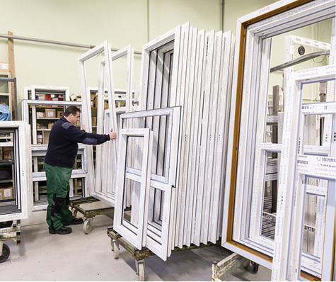 



Ziel erreicht: Schramm Fensterbau wollte zu den ersten Betrieben gehören, die ihre Fertigung (Foto) auf das neue Drehkipp-Beschlagsystem „Roto NX“ umstellen. Bereits im Juli 2018 konnte Vollzug gemeldet werden.
