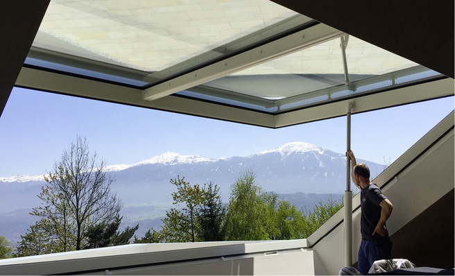 



Enorme Ausmaße: Der Jumbo-Dachklappflügel lässt sich bis zu einer Breite von 6,5 Meter und einer Höhe von 5 Meter fertigen.
