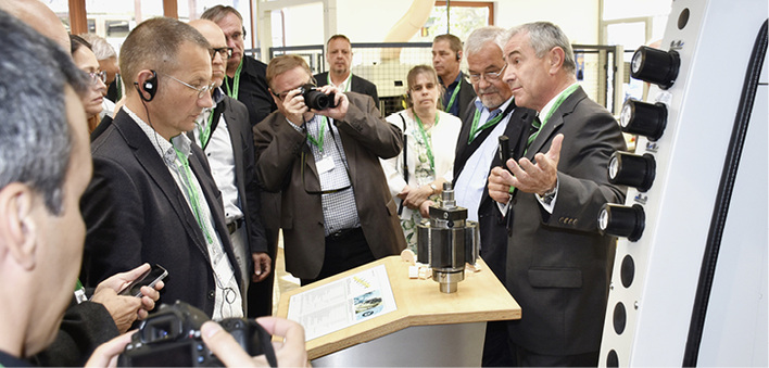 
Klaus Müller, Leiter Kommunikation bei Weinig, führt die Pressevertreter durch die InTech 2018.



