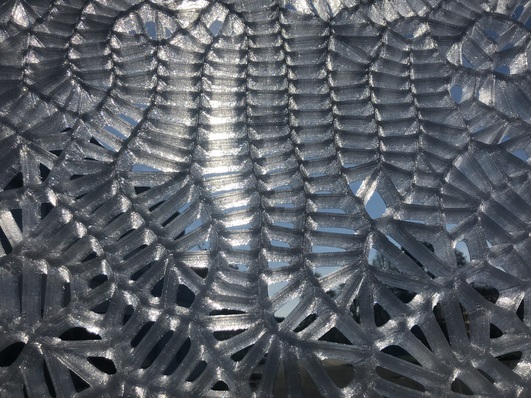 Hier der organisch gestaltete Sonnenschutz aus dem 3D-Drucker im Detail. Die optimale Sonnenschutzwirkung wurde vorab am Computer berechnet.