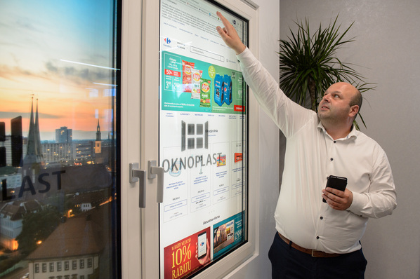 Mit dem neuen Smart Window von Oknoplast können Benutzer ihr Fenster ganz einfach zum Surfen im Internet oder Abspielen von Inhalten nutzen.