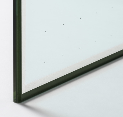 Das Vakuum-Isolierglas “Fineo“ besteht aus zwei 3 mm dicken Glasscheiben, die jeweils eine isolierende Beschichtung erhalten und durch eine Vakuumschicht von 0,1 mm voneinander getrennt sind. Es dämmt mit einem Ug-Wert 0,4 bis 0,7 W/(m²K) besser, bzw. ebenso gut wie eine ungleich schwerere Dreifach-Wärmedämmverglasung.