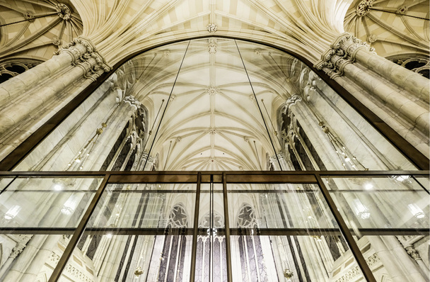 



Die Gläser der Konstruktion sind bis 10,7 × 2,4 m groß.
