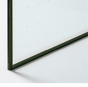 



Das neue Vakuum-Isolierglas „Fineo“ besitzt einen Ug-Wert von 0,4 bis 0,7 W/(m²K). Die ISO-Einheit besteht aus zwei 3-mm-Gläsern, die durch einen SZR von 0,1 mm mit Vakuum voneinander getrennt sind.
