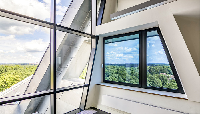 



Der Blick von innen durch die dimmbare Verglasung des Leuphana Gebäudes auf dem Campus der Universität Lüneburg. Der Bau besitzt dimmbare Gläser und kommt so ohne außenliegende und mechanische Verschattung aus.
