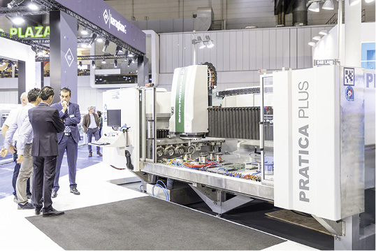 
Das neue Bearbeitungszentrum Pratica Plus 2.500 ist eine mitdenkende Maschine.



