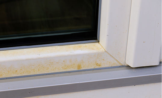 



Typische Gelbverfärbung am unteren Flügelprofil eines Kunststoff-Fensters. Die Gelbverfärbung endet seitlich auf der Höhe der Schweißnähte.
