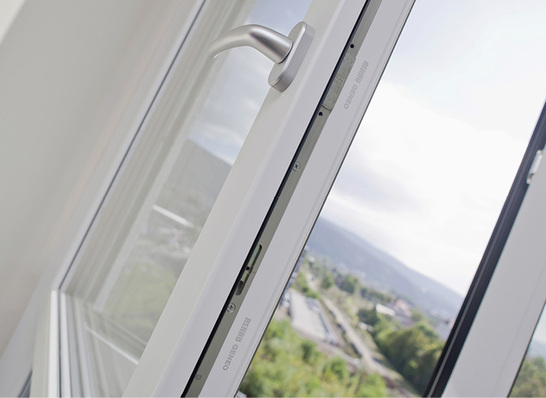 
Mit einem um mehr als 50 Prozent höheren Glasfaseranteil definieren Fensterprofile aus Rau-Fipro X neue Maßstäbe bei Stabilität und Energieeffizienz. Die Materialinnovation kommt erstmals ab Herbst 2018 im Rehau-Fenstersystem Geneo zum Einsatz.



