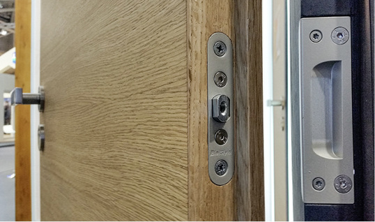 



Mit einer externen Bandseitensicherung lassen sich Eingangstüren für die Widerstandsklasse RC3 sichern. Die Lösung von Basys wird flügelseitig mit einem entsprechenden Gegenstück in der Zarge montiert und bleibt für die sichere Verbindung justierbar.
