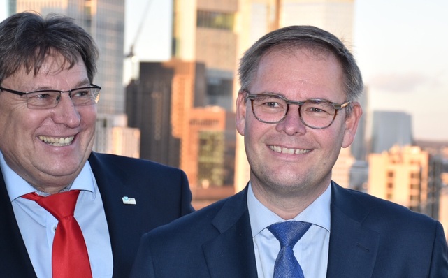 VFF-Geschäftsführer Ulrich Tschorn (l.) übergibt im März 2019 den Staffelstab an Frank Lange