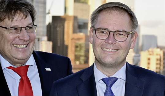 



VFF-Geschäftsführer Ulrich Tschorn (l.) übergibt im März 2019 den Staffelstab an Frank Lange 
