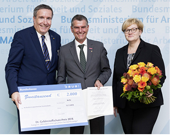 



Bei der Preisübergabe v. l.: Thomas Bürkle, BIM Martin Gutmann (BIV des Glaserhandwerks) und Staatssekretärin Anette Kramme (BMAS)
