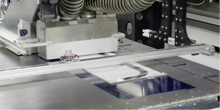 



Im Thieme-Technikum lassen sich vielfältige Drucktests bei Formaten von 10 × 10 mm bis zu 1,25 × 2 m durchführen, die Druck-zu-Druck-Genauigkeiten reichen bis ± 15 µm. 
