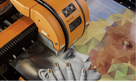 
Auf der glasstec war der neue Glasdrucker Nera-D Plus von Dip-Tech für Architektur- und Designanwendungen live in Aktion zu sehen.



