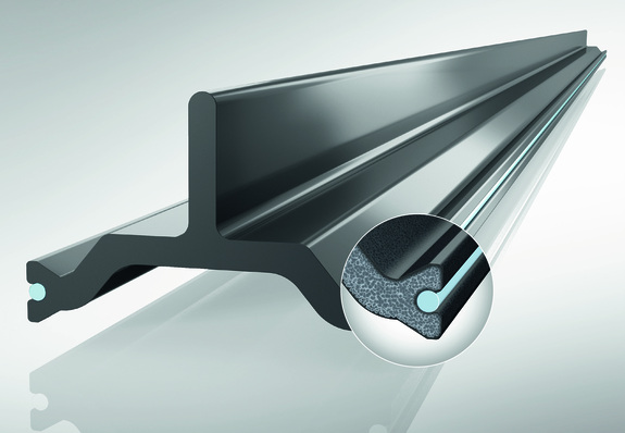 Glatte Schale, geschäumter Kern: Die feinporige Struktur im Kern des Profils von insulbar LI verringert die Wärmeleitfähigkeit. Die kompakte, glatte Struktur der Oberfläche sorgt für perfekte Optik und Sicherheit im Lackierprozess.