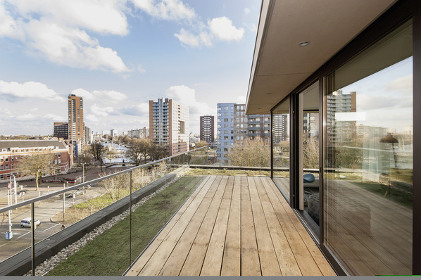 Das brandneue Ganzglasgeländer Easy Glass Prime, das auf der BAU 2019 seine Premiere feier