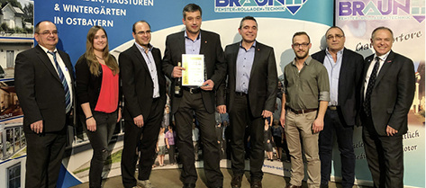 



Projektmitarbeiter Matthias Mück (4. von links) nahm den Lieferanten-Award für die 3E Datentechnik entgegen.
