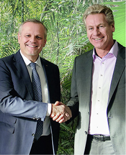 



Andreas Engelhardt (links), persönlich haftender Gesellschafter der Schüco International KG, und Eberhard Brandes (rechts), Geschäftsführender Vorstand WWF Deutschland, bei der Vereinbarung der Zusammenarbeit
