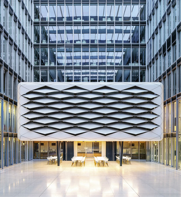 
Im Atrium der DEG, Deutsche Investitions- und Entwicklungsgesellschaft, schwebt über dem Veranstaltungs- und Pausenraum eine wolkengleiche Dachkonstruktion.



