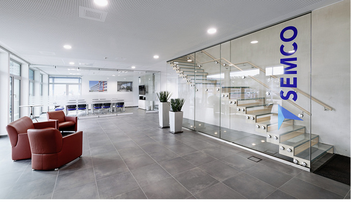 
Durch Designgläser und -produkte sowie konstruktive Glasbauelemente wird der Standort selbst zum Showroom.



