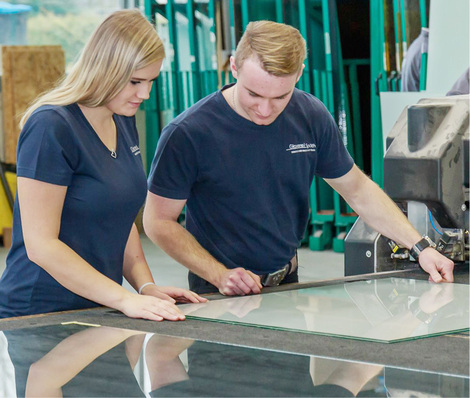 



Dominik Bernecker und Cecile Höllmüller in der Berufsschule in Vilshofen a. d. Donau
