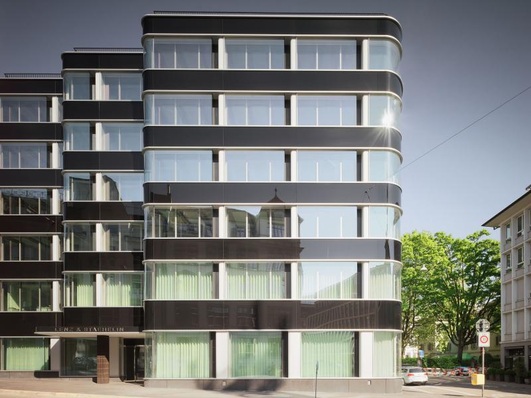 Der neue Gebäudekomplex fügt sich mit seiner abgerundeten Fassade ansprechend in das umgebende Stadtquartier ein.