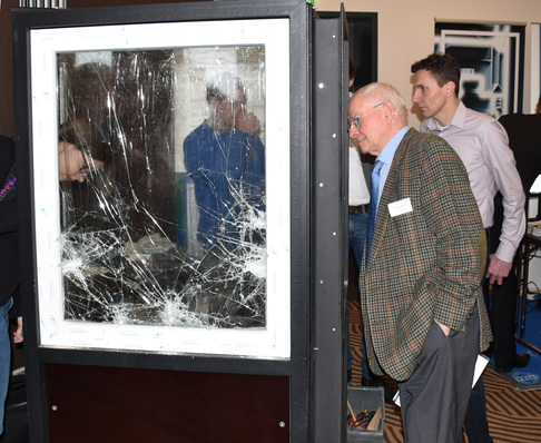 Da staunten die Experten: Besucher konnten erleben, wie sich eingeklebte Sicherheitsgläser im Einbruchsfall verhalten