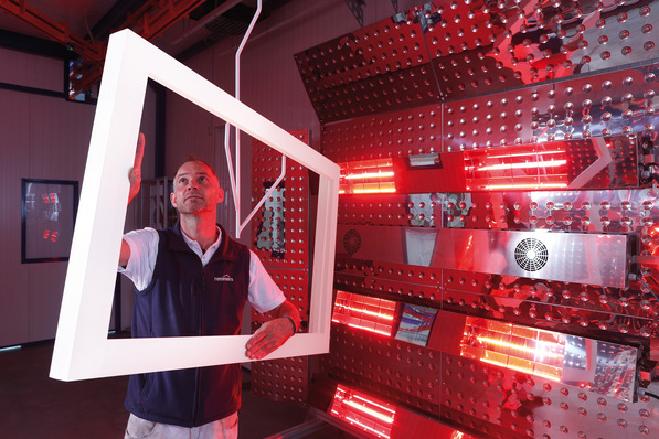 Patrick Wessner, Leiter des Kompetenzzentrum Holzoberfläche bei Remmers hat die neue Rezeptur ausgiebig getestet.