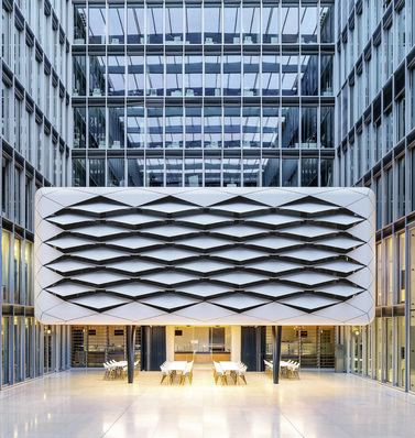 Im Atrium der DEG, Deutsche Investitions- und Entwicklungsgesellschaft, schwebt über dem Veranstaltungs- und Pausenraum eine wolkengleiche Dachkonstruktion.