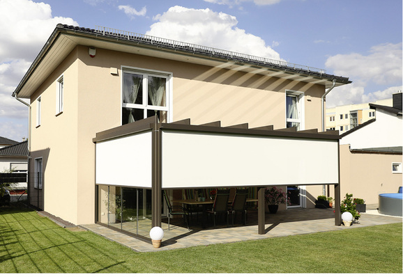 



Mit der Senkrecht-Markise VertiTex II können auch die senkrechten Öffnungen geschlossen werden, um so für ein angenehmes Klima zu sorgen. Auch optionale Glasschiebe- oder Faltschiebeanlagen schützen vor Wind und Wetter.
