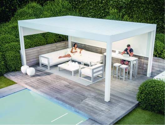 



Freistehend oder an die Wand angelehnt schafft die Camargue viele Möglichkeiten für Schattenplätze auf der Terrasse oder im Garten.
