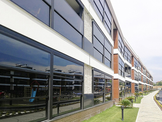 



Wohngebäude wurden in Gaziemir mit vertikalen Fenstern und Becker-Antriebstechnologie ausgestattet.
