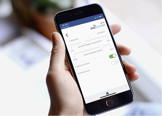 



Schnell analysiert, schnell wieder im Einsatz: Die Becker-App macht das Warten von Industrietoren mit BDC-Steuerung einfacher. 
