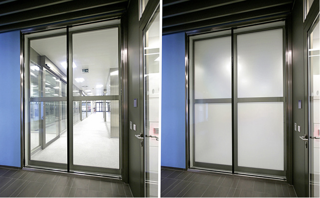 



Die in diese Türen eingebauten eyrise Gläser lassen sich bei Bedarf in Sekundenschnelle blickdicht schalten. 
