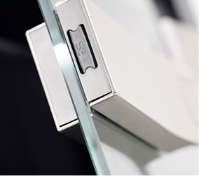 



Beim Schließen der Tür wird die Magnetfalle durch den Magnet im Schließblech aus dem Schloss gezogen und rastet dann im Schließblech ein.
