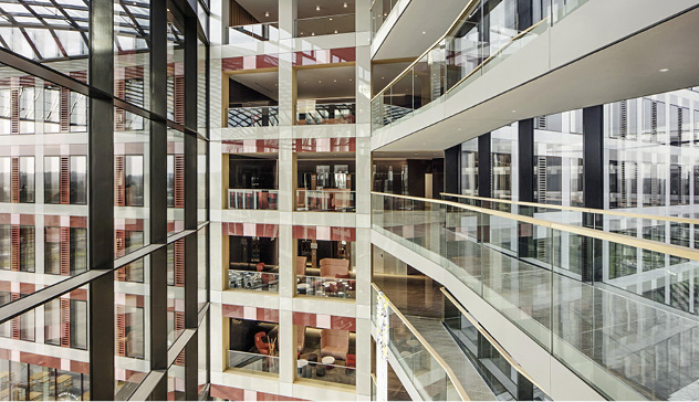 



Die beiden Gebäudeflügel eines Ernst & Young Neubaus in Luxemburg werden durch Brücken miteinander verbunden. Auf ihnen sorgen die filigranen Glasbrüstungen von Glas Marte für Sicherheit. Gleichzeitig unterstützen sie die gläserne Ästhetik des Verwaltungsbaus.
